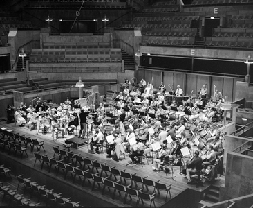 882447 Afbeelding van een repetitie van het Utrechts Stedelijk Orkest (USO) in de grote zaal van het Muziekcentrum ...